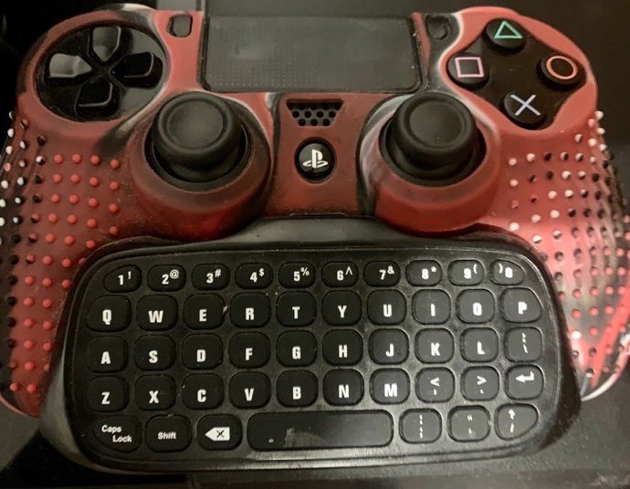 manette de Playstation 4 avec un clavier