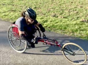 fauteuil de course en position assise Orane Brouillet